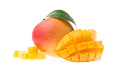Beyaz arkaplanda yaprak izole edilmiş mango dilimi