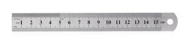 Metal 15 santimetrelik cetvel beyaz arkaplanda izole edildi