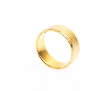 Altın yüzük beyaz arkaplanda izole edildi