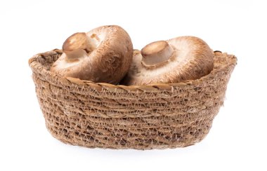Beyaz arka planda izole edilmiş portobello mantarlı hasır sepeti..