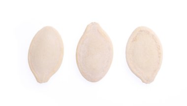 Beyaz arkaplanda izole edilmiş kabak tohumları