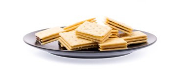 Beyaz arkaplanda izole edilmiş lezzetli bisküviler