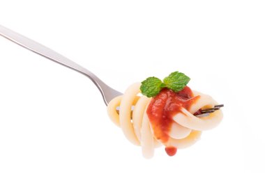 Beyaz arka planda izole edilmiş soslu spagetti çatalı.
