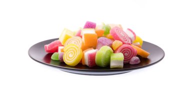 Beyaz arka planda izole edilmiş siyah bir tabakta jöle tatlısı