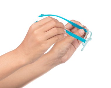 Beyaz arkaplanda mavi bardakları tutan el.