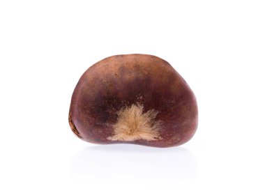 Kestaneler beyaz arkaplanda izole edilmiş