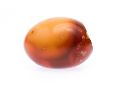 Beyaz arka plan üzerinde izole korunmuş ördek yumurta.