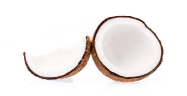 Eski kırık parçalar halinde ve beyaz arka plan üzerinde yığılmış organik hindistan cevizi meyve hindistancevizi brown