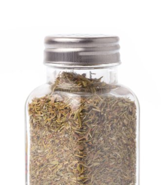 Beyaz arka planda izole edilmiş kekik çeşnisi şişesi.