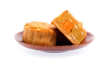 Beyaz arkaplanda izole edilmiş ay çöreği.