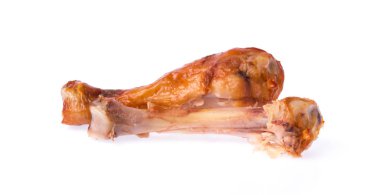 Kızarmış tavuk budu kemiği beyaz arka planda izole edilmiş.