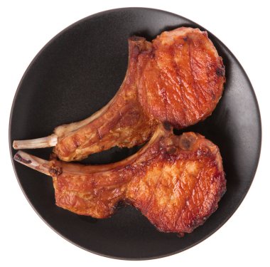 Beyaz arka planda ızgara domuz pirzolası.