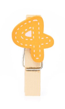 Beyaz arkaplanda izole edilmiş şekil numarasının tahta klipsi