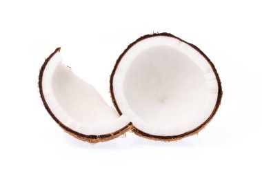 Eski kırık parçalar halinde ve beyaz arka plan üzerinde yığılmış organik hindistan cevizi meyve hindistancevizi brown