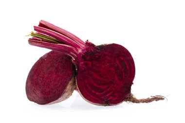 Beyaz arka plan üzerinde izole kırmızı pancar dilim.