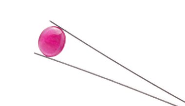 Beyaz arkaplanda izole edilmiş pembe safir.