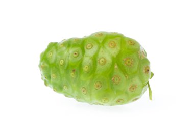 Noni meyvesi beyaz arkaplanda izole.