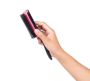 El ele tutuşan pembe saç tarağı beyaz arkaplanda izole edildi