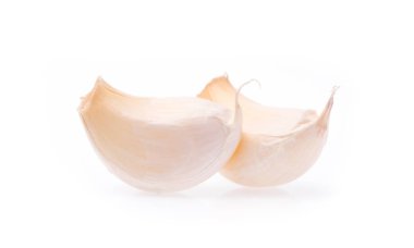 Beyaz arkaplanda sarımsak izole edilmiş.