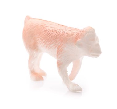 Plastik oyuncak maymun beyaz arka planda izole edilmiş.