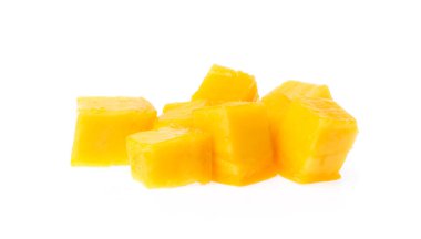 Mango dilim beyaz zemin üzerine izole küp kesilmiş