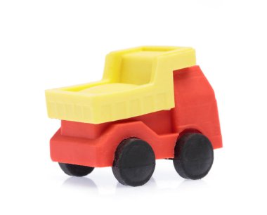 Kauçuk silgi kırmızı araba beyaz arkaplanda izole edildi