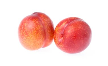 olgun yakut erik meyvesi beyaz arkaplanda izole