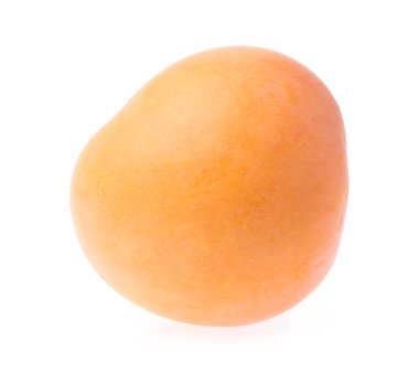 Beyaz arkaplanda yalıtılmış mango meyvesi.