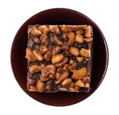 Beyaz arkaplanda izole edilmiş browni bademi