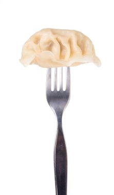 Beyaz arkaplanda izole edilmiş çatallı wontonlar.