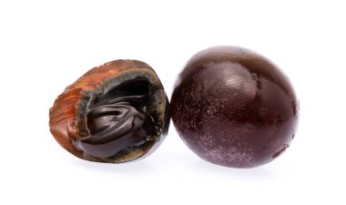 Dilimlenmiş ördek yumurtaları beyaz arkaplanda izole edilmiş.