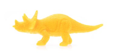 Plastikten yapılmış triceratops. Beyaz arka planda izole edilmiş dinozor oyuncağı