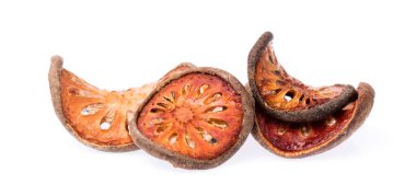 Kurumuş balya meyvesi, beyaz arka planda izole edilmiş ayva dilimleri.