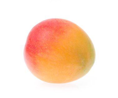Beyaz arkaplanda yalıtılmış mango meyvesi.
