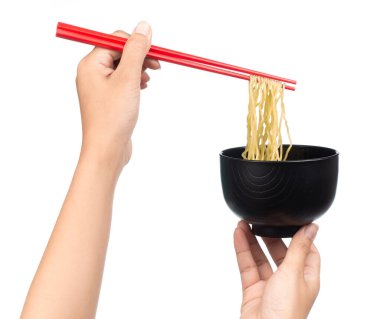 Çin vermicelli yemek çubukları ve beyaz arka planda izole edilmiş kase.
