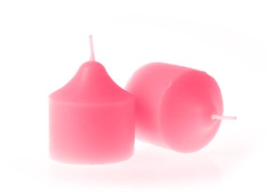 Kırmızı mum beyaz arkaplanda izole edildi