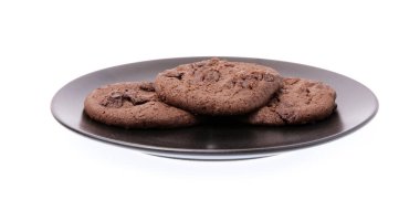 Beyaz arkaplanda izole edilmiş yemek üzerine çikolatalı kurabiye