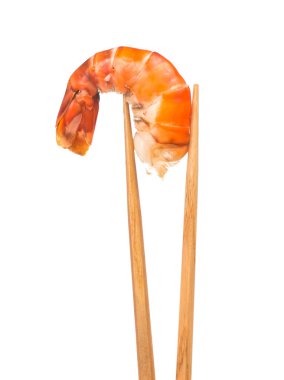 Çubuklar beyaz arka planda izole edilmiş karides tutuyor.