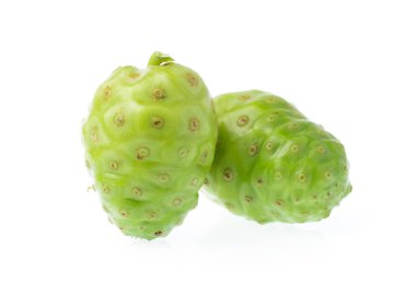 Noni meyvesi beyaz arkaplanda izole.