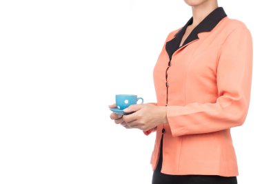 Turuncu gömlekli güzel bir kadın beyaz arka planda bir fincan kahve tutuyor.