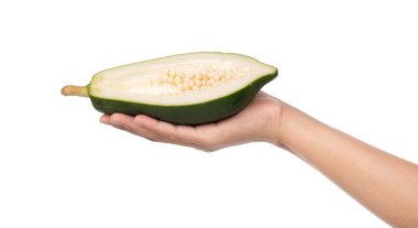 Beyaz arka planda el ele tutuşan papaya dilimi