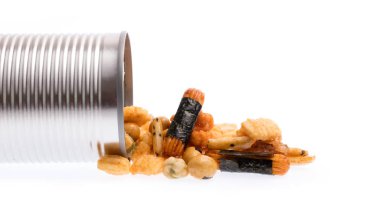 Alüminyum konserve aperatifler pirinç krakerler, fındıklar ve kuru balıklar beyaz arka planda izole edilmiş.