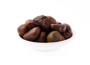 Beyaz arka planda bir kase kestane.