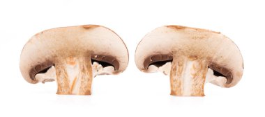 Portobello mantarları, beyaz arka planda izole edilmiş..