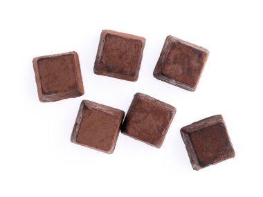 Beyaz arka planda izole edilmiş çikolatalı mantarlar