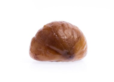 Kestaneler beyaz arkaplanda izole edilmiş