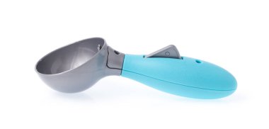 Mavi dondurma kepçesi beyaz arka planda izole edilmiş