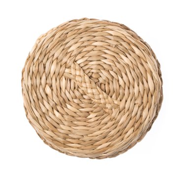 Boş hasır sepet beyaz arkaplanda izole edildi