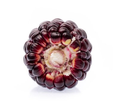 beyaz arkaplanda izole edilmiş mor mısır