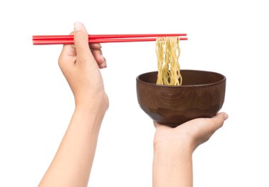 Çin vermicelli yemek çubukları ve beyaz arka planda izole edilmiş kase.